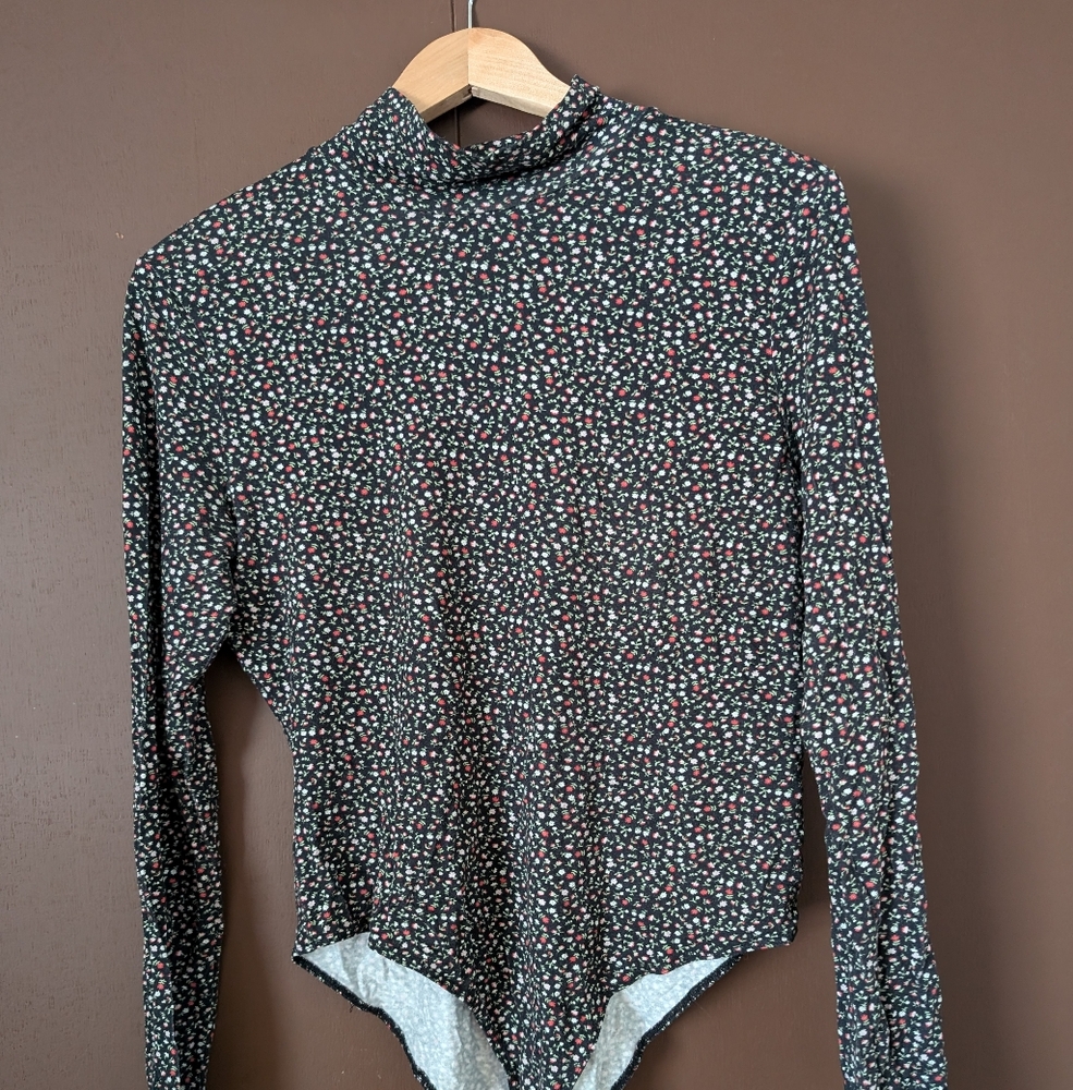 LEVI'S - Ditsy floral print mock neck bodysuit Sz L